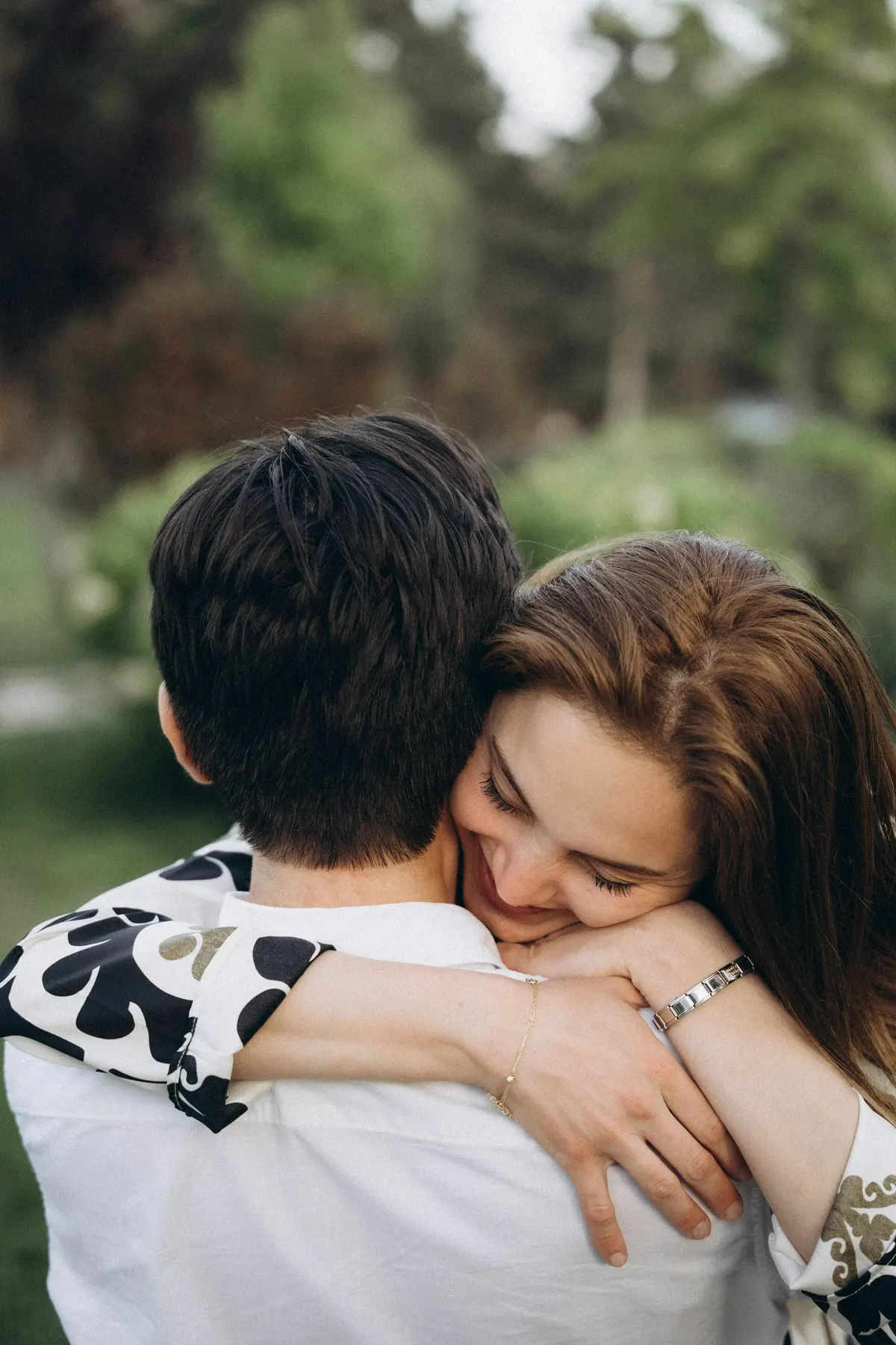 Una mamá abraza con fuerza a su hijo, con los ojos cerrados