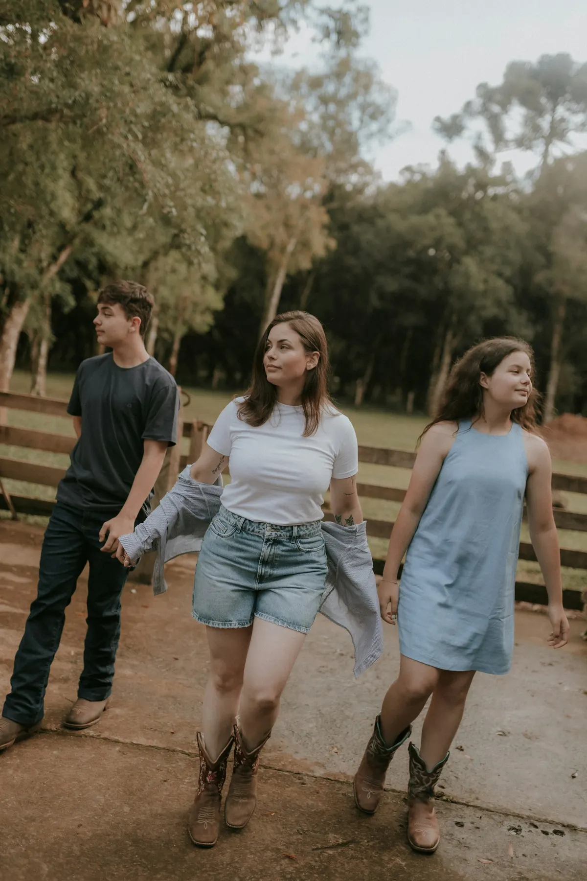 Tres adolescentes caminan juntos al aire libre